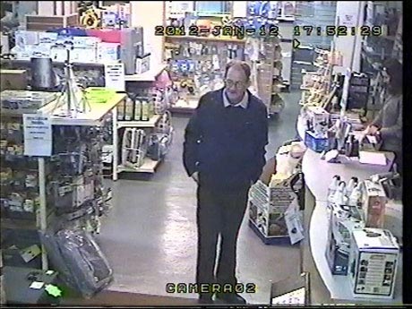 سرقت مسلحانه و محترمانه یک پیرمرد از فروشگاه! (عکس) 