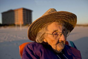 اولین دیدار پیرزن 100 ساله از دریا (عکس)