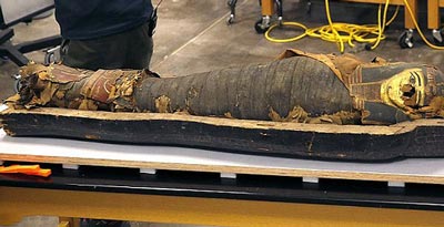 بازکردن جسد مومیایی شده 2500 ساله (عکس)
