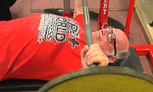 قدرت عجیب پیرمرد 95 ساله در وزنه برداری (عکس)