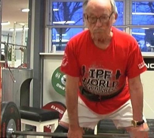 قدرت عجیب پیرمرد 95 ساله در وزنه برداری (عکس)