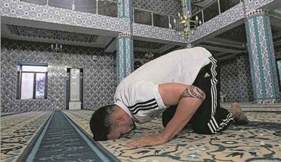 جنجال نماز خواندن فوتبالسیت سرشناس آلمانی (عکس)