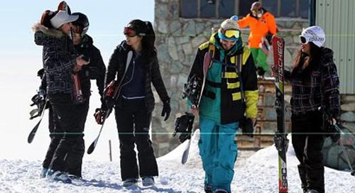 کشف حجاب علنی دختران در پیست اسکی توچال (عکس)