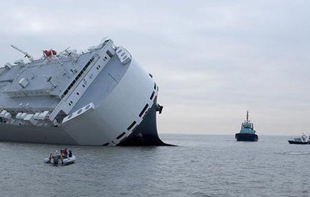 غرق شدن یک کشتی با 2 هزار تن سیمان (عکس)