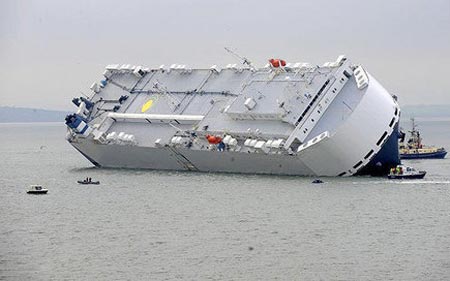 غرق شدن یک کشتی با 2 هزار تن سیمان (عکس)