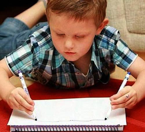 واکنش عجیب دست های یک پسر بچه (عکس) واکنش عجیب دست های یک پسر بچه (عکس)
