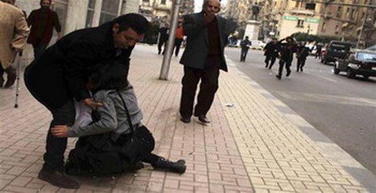 زنی که در آغوش همسرش جان باخت (عکس) زنی که در آغوش همسرش جان باخت (عکس)