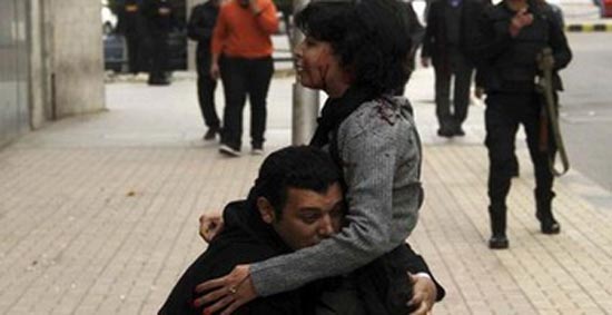زنی که در آغوش همسرش جان باخت (عکس) زنی که در آغوش همسرش جان باخت (عکس)