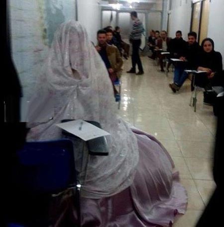 حضور در جلسه امتحان با لباس عروس (عکس)