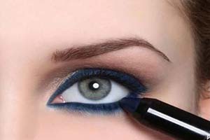 از سرمه استفاده کنیم یا خط چشم؟