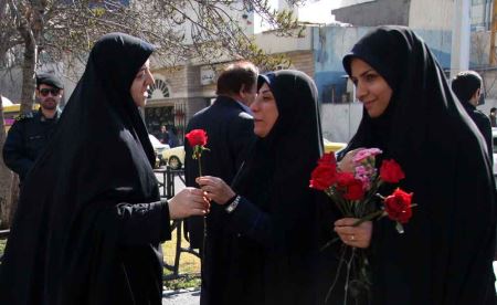 اهداء گل در خیابان فقط به خانم های چادری (تصاویر) اهداء گل در خیابان فقط به خانم های چادری (تصاویر)