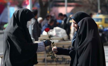 اهداء گل در خیابان فقط به خانم های چادری (تصاویر) اهداء گل در خیابان فقط به خانم های چادری (تصاویر)