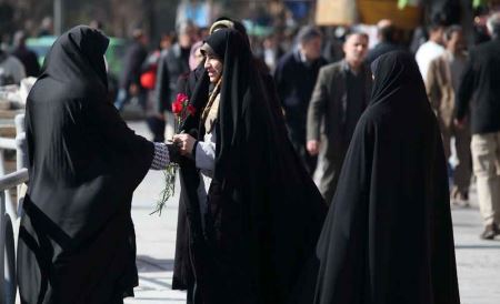 اهداء گل در خیابان فقط به خانم های چادری (تصاویر)