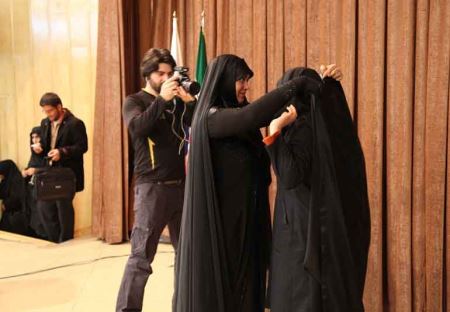 الهام چرخنده این دانشجویان را چادری کرد (عکس) الهام چرخنده این دانشجویان را چادری کرد (عکس)