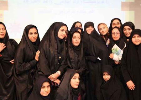 الهام چرخنده این دانشجویان را چادری کرد (عکس) الهام چرخنده این دانشجویان را چادری کرد (عکس)