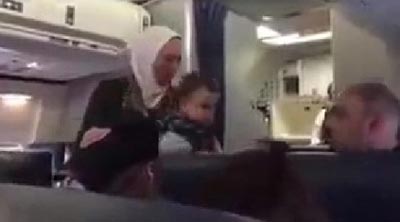 توهین به زن مسلمان در هواپیمای آمریکایی (عکس) توهین به زن مسلمان در هواپیمای آمریکایی (عکس)