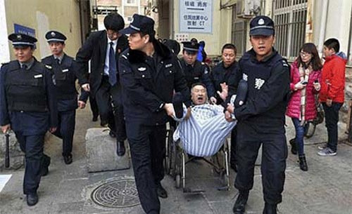 اخراج مرد بیمار از بیمارستانی در چین (عکس)