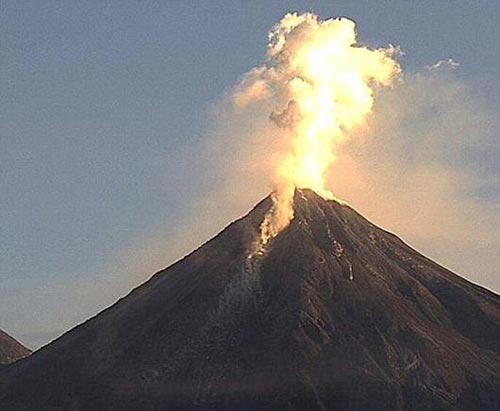 رویت شی عجیب پس از انفجار آتشفشان (عکس)