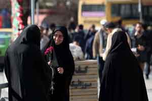 اهداء گل در خیابان فقط به خانم های چادری (تصاویر)