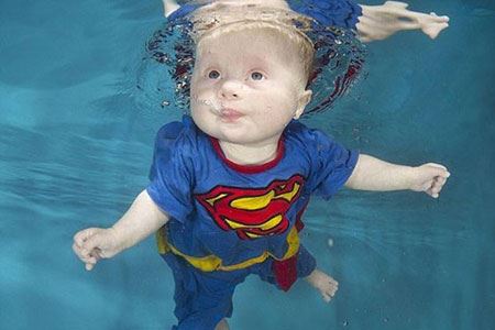 نوزادی که برای زنده ماندن باید شنا کند! (عکس)