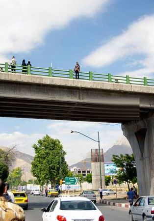 خودکشی دختر جوان روی پل  عابر پیاده در کرمانشاه (عکس)