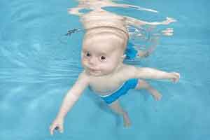 نوزادی که برای زنده ماندن باید شنا کند! (عکس)