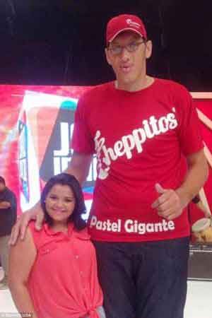 ازدواج عجیب زنی که یک متر از شوهرش کوتاهتره (عکس) ازدواج عجیب زنی که یک متر از شوهرش کوتاهتره (عکس)