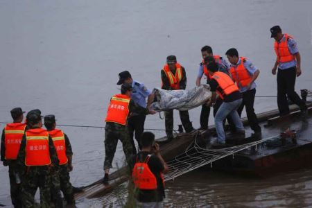 گزارش تصویری از غرق شدن 458 نفر در رودخانه گزارش تصویری از غرق شدن 458 نفر در رودخانه