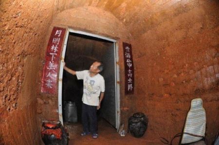 مردی که از ترس زنش 10 ساله در غار زندگی می کند! (عکس)