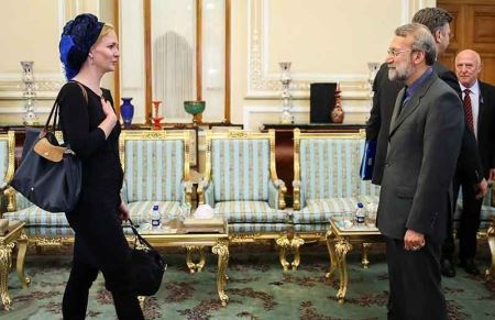 جنجال حجاب این زن در مقابل لاریجانی (عکس)