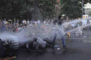 تظاهرات و درگیری با پلیس بخاطر گرانی! (عکس)