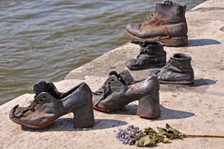 کفش های آهنی کرانه رودخانه دانوب (عکس)