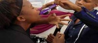 جادوگری که به طرز وحشتناک به مردم مار می خوراند ! (عکس)