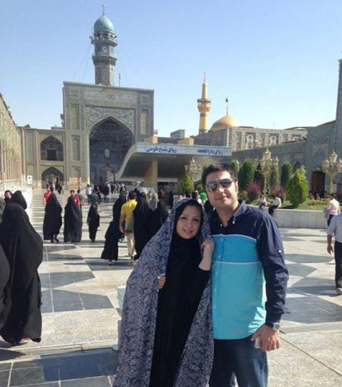 عکسی از نیوشا ضیغمی با حجاب چادر در مشهد