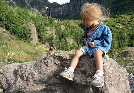 دختر عجیب 3 ساله ای که قله های امریکا را فتح می کند (عکس)