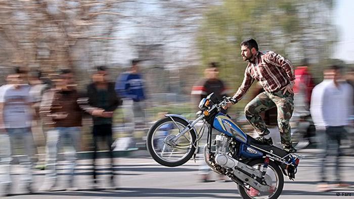 عکسهای رقص مرگ بر روی موتور؛ تفریح جوانان ایرانی