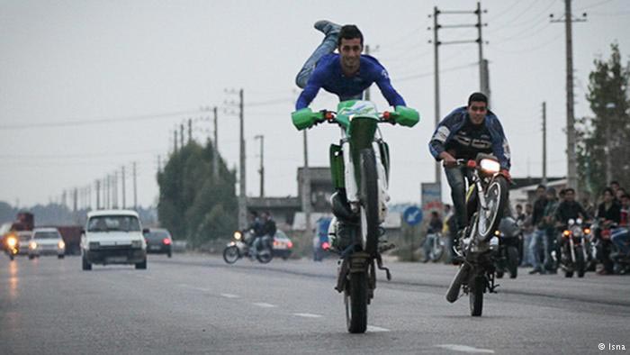 عکسهای رقص مرگ بر روی موتور؛ تفریح جوانان ایرانی