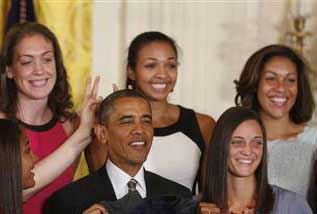 شوخی این سه دختر با رئیس جمهور صفحه رسانه ها را پر کرد (عکس)