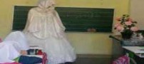 خانم معلم همدانی با لباس عروس به کلاس درس رفت (عکس)