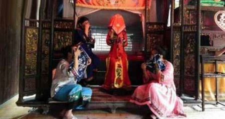 رسم عجیب دختر تازه عروس در چین (عکس)