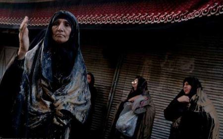 گزارش تصویری و عجیب از مراسم گل مالی در محرم!