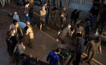 گزارش تصویری و عجیب از مراسم گل مالی در محرم!