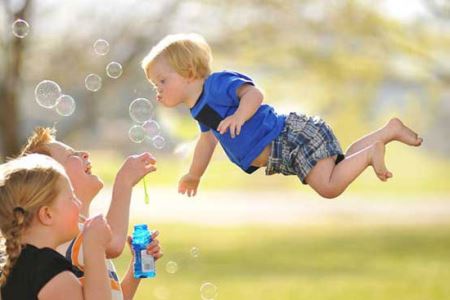 عکس های حیرت انگیز پرواز کردن دختر 5 ساله عکس های حیرت انگیز پرواز کردن دختر 5 ساله