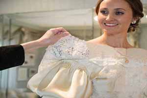 عروس جذابی با مدل لباس عروسی رکورد دار جهان شد! (عکس)