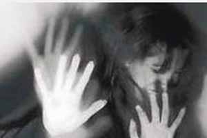 تجاوز هولناک به دختر نوجوان مقابل دید همه (عکس)