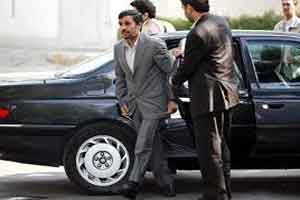 مردم شیشه ماشین احمدی نژاد را شکستند !