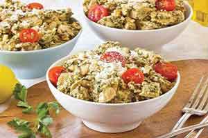 طرز تهیه سالاد مرغ و گردو با سس پستوی
