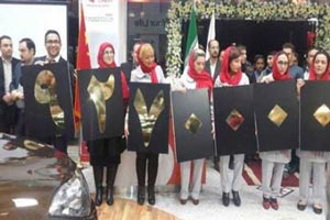 ژست دختران ایرانی برای اعلام قیمت خودروی چینی (عکس)