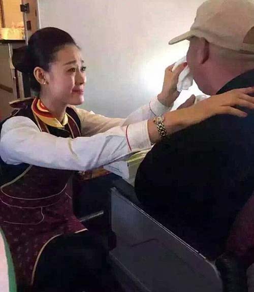 مهماندار هواپیمایی که مسافران را به گریه انداخت (عکس)