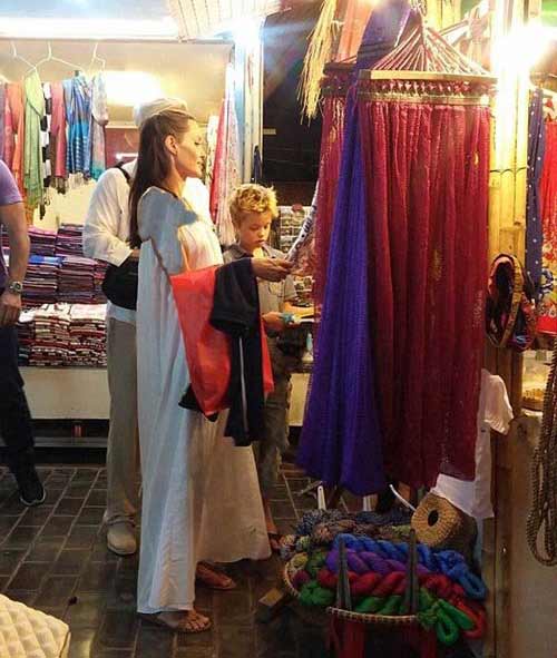 تیپ بسیار ساده آنجلینا جولی و برد پیت در فروشگاه (عکس) تیپ بسیار ساده آنجلینا جولی و برد پیت در فروشگاه (عکس)
